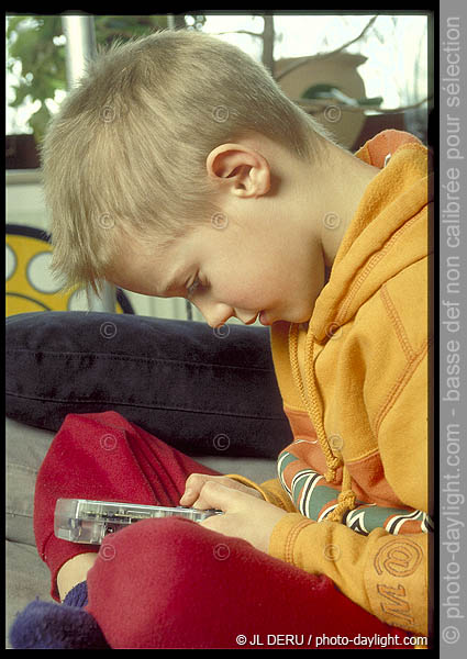 garon et jeu lectronique - boy and electronic game